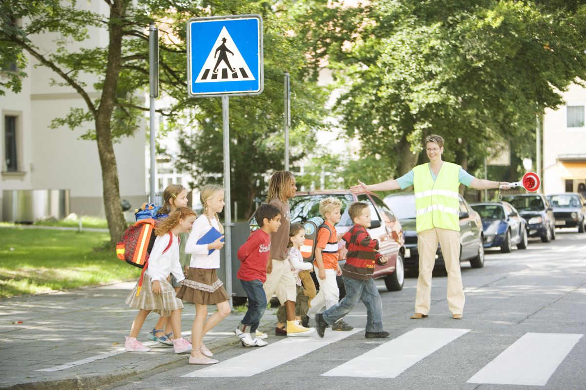Kinder im Straßenverkehr sicher schützen: Tipps für Eltern