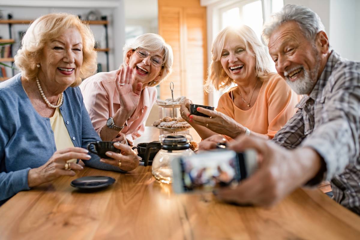 Smartphone, Online-Banking und Video-Anrufe — digitale Hilfe